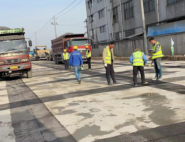 宾川老材料的新故事：玻璃纤维土工格栅如何在‘白改黑’浪潮中重获新生？